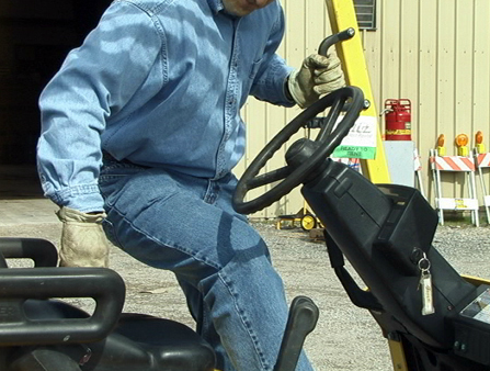 SPANISH: Forklift Operator: Lesson 5 Safety Standards - Image 4
